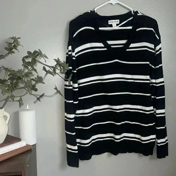 Ava & Viv Women's Plus Size Striped Long Sleeve V-Neck Pullover Sweater - Picture 3 of 8